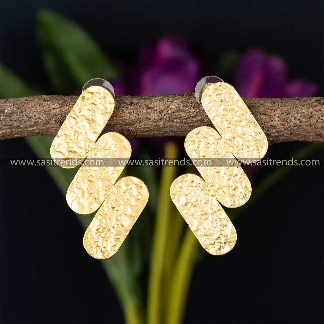 Textured crossbar gold-plated earrings on a natural twig